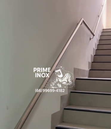 Corrimão em aço inox instalado em escada residencial pela Prime Inox