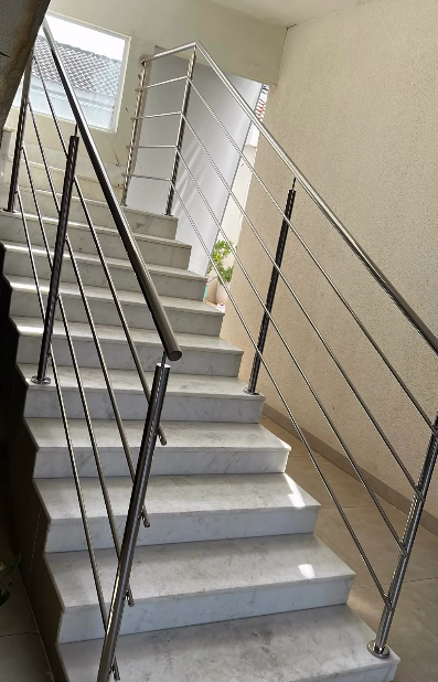 Guarda-corpo em aço inox com cabos instalado em escada pela Prime Inox