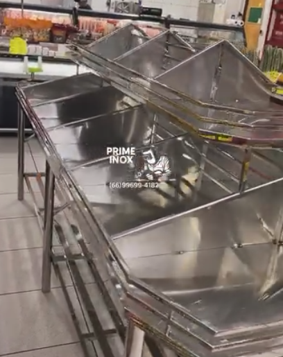 Prateleiras e estruturas em aço inox para comércio fabricadas pela Prime Inox